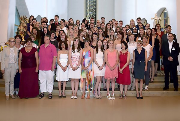 Gruppenbild: 50 Examensschüler der Berufsfachschulen für Krankenpflege und Kinderkrankenpflege des Krankenhauses Barmherzige Brüder Regensburg (Foto: Barmherzige Brüder Regensburg) Gruppenbild: 50 Examensschüler der Berufsfachschulen für Krankenpflege und Kinderkrankenpflege des Krankenhauses Barmherzige Brüder Regensburg