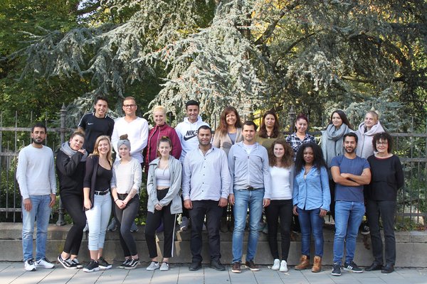 Gruppenbild der neuen Schüler der Krankenpflegehelferschule ((Foto: Barmherzige Brüder Regensburg)) Schulleiterin Ulrike Hanke (rechts) mit ihren 19 Berufsschülern der Krankenpflegehilfe.