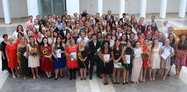 Examen (Foto: Barmherzige Brüder Regensburg) Die 75 Absolventen der Berufsfachschulen der Barmherzigen Brüder Regensburg zusammen mit Vertretern des Ordens, des Krankenhauses und der Schulen.