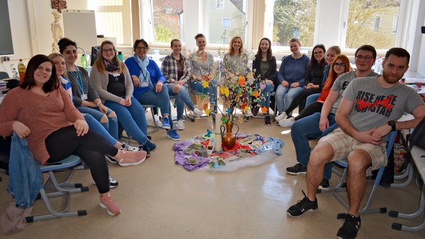 Einander offen zugewandt haben sich die Schüler im Stuhlkreis auch über persönliche Erfahrungen mit dem Tod ausgetauscht. (Foto: Claudia Seitz)