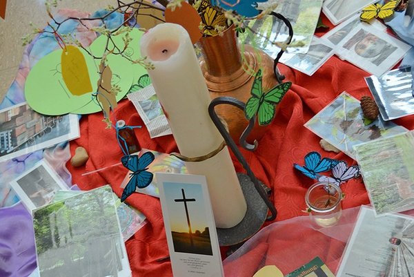 Selbstgemalte Bilder und Symbole für die menschliche Vergänglichkeit mitten im Klassenzimmer haben das Thema stets vor Augen gehalten. (Foto: Claudia Seitz)
