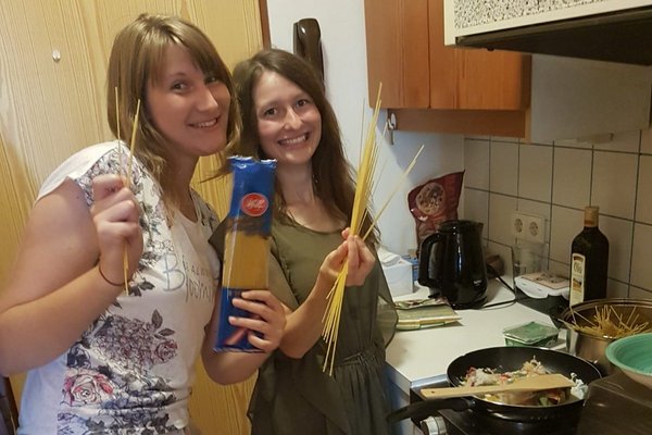 Kochabend im Wohnheim (Foto: Lena Pannrucker) Die Schülerinnen bei ihrem gemeinsamen Kochabend im Wohnheim