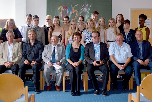 Gruppenbild Examensschüler (Foto: Barmherzige Brüder Regensburg) Gruppenbild: 13 Schüler der Berufsfachschule für Krankenpflegehilfe des Evangelischen Krankenhauses schlossen erfolgreich ihre Berufsausbildung ab.