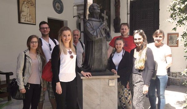 (Klinikum St. Elisabeth) Das Bild zeigt die Teilnehmer der Straubinger Berufsfachschule vor der Statue des Heiligen Johannes von Gott in Granada (v.l.): Teresa Gold, Christoph Fischer, Magdalena Eder, stellvertretender Schulleiter Gerhard Grader, Julia Moser, Josef Fischer, Sabrina Schmid und Klassenleiterin Bettina Weraneck.