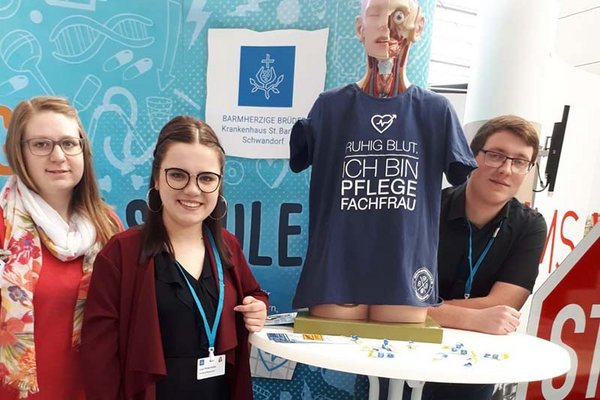 Die angehenden Schwandorfer Pflegefachkräfte Anna-Lena Kuhn, Luca Maierhofer und Wolfgang Delling (v. l.) warben für eine Generalistische Ausbildung zum Gesundheits- und Krankenpfleger. (Foto: Roswitha Fietz)