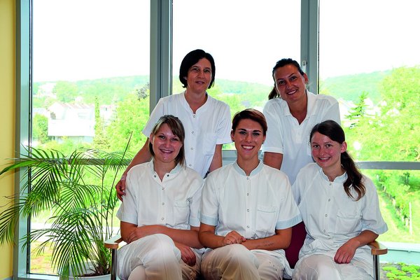 Die Schülerinnen und ihre Betreuerinnen (Foto: Schmirl Carla) Gruppenfoto der Schülerinnen mit ihren Betreuerinnen im Krankenhaus