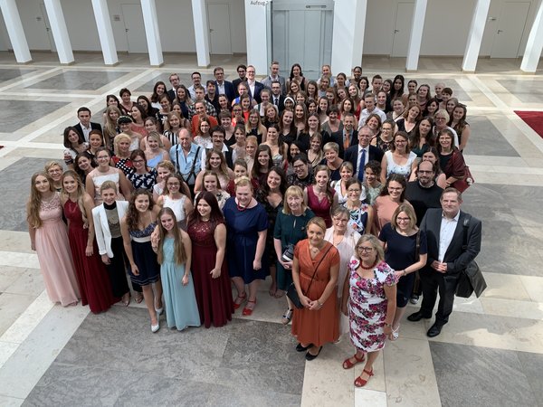85 Absolventen der Pflegeschulen Barmherzige Brüder Regensburg 2019 (Foto: Julia Gergovich)