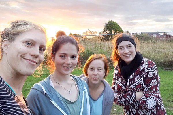 Der erste Abend des Auslandspraktikums in Irland (Foto: Pia Trautner) Ein Selfie der Schülerinnen am ersten Abend ihres Auslandspraktikums in Blackrock, Irland.