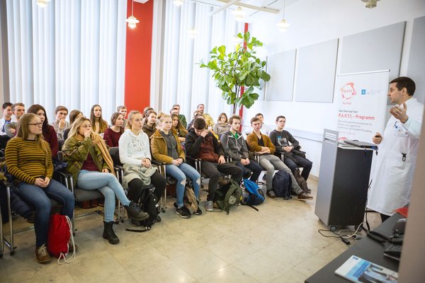 Projekt zur Unfallprävention (Foto: Klinikum St. Elisabeth Straubing) Mit Schülern des Johannes-Turmair-Gymnasiums startete das Projekt PARTY zur Unfallprävention im Klinikum St. Elisabeth.