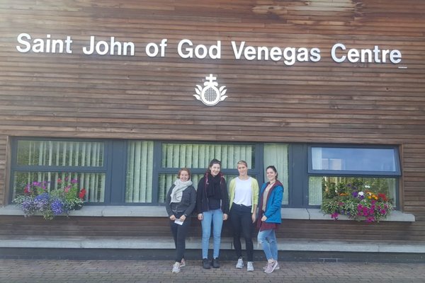Eine der Arbeitsstätten des Ordens Saint John of God (Foto: Saint John of God Venegas Centre) Die Schülerinnen vor dem Saint John of God Venegas Centre