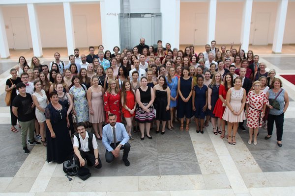 81 Absolventen der Pflegeschulen (Foto: Krankenhaus Barmherzige Brüder Regensburg)