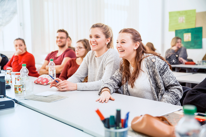 In einer Projektarbeit entwickeln Schüler das Drehbuch eines Films.